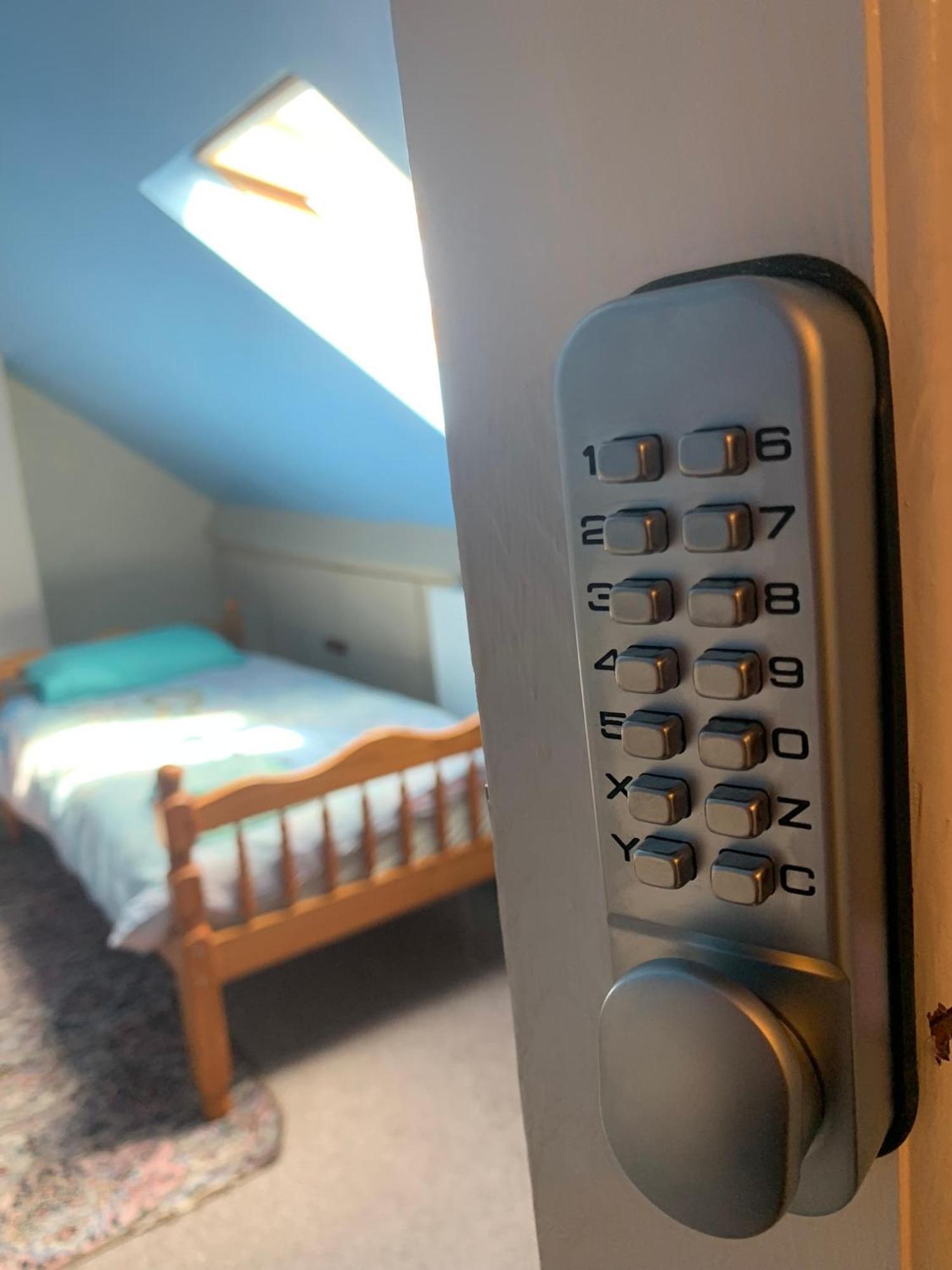 Room Only Guest Accommodation, Guest House Self Catering Bangor  Exteriér fotografie